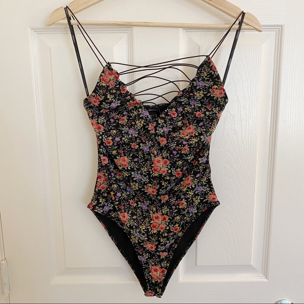 🌹 Forever 21 floral strappy bodysuit